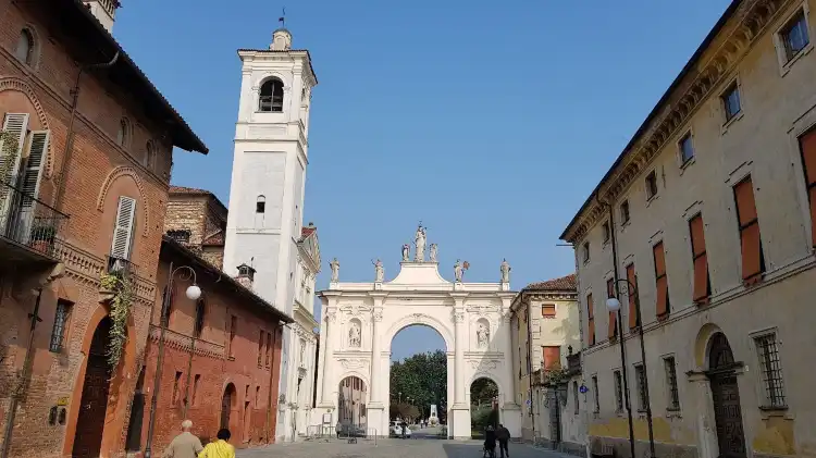 Các khách sạn gần Arco del Belvedere