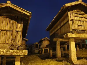 Horreos de A Merca
