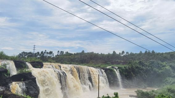 Longmen Waterfall in Leizhou City