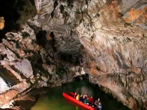 Penn's Cave and Wildlife Park