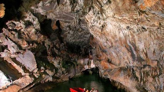 Penn's Cave and Wildlife Park