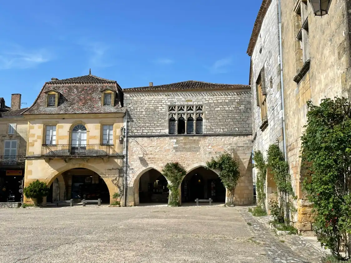 Place des Cornieres, Monpazier 주변 호텔