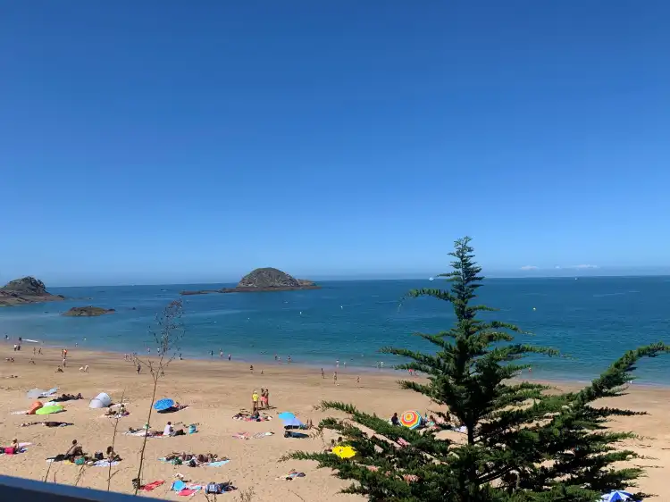 Hotels near Plage des Chevrets (Guimorais)