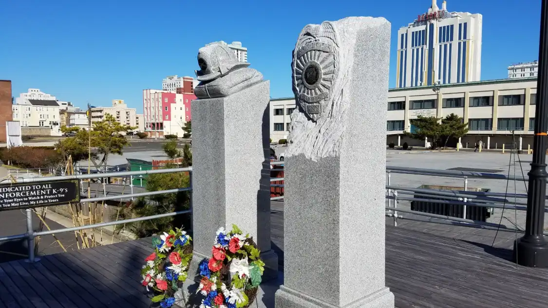 Hotel in zona In the Line of Duty Sculpture