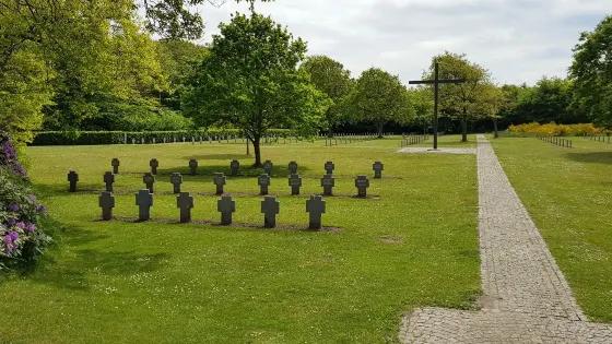 Favrlund Gravlund (War cemetery)