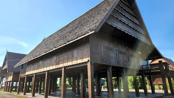 Rumah Adat Mamuju