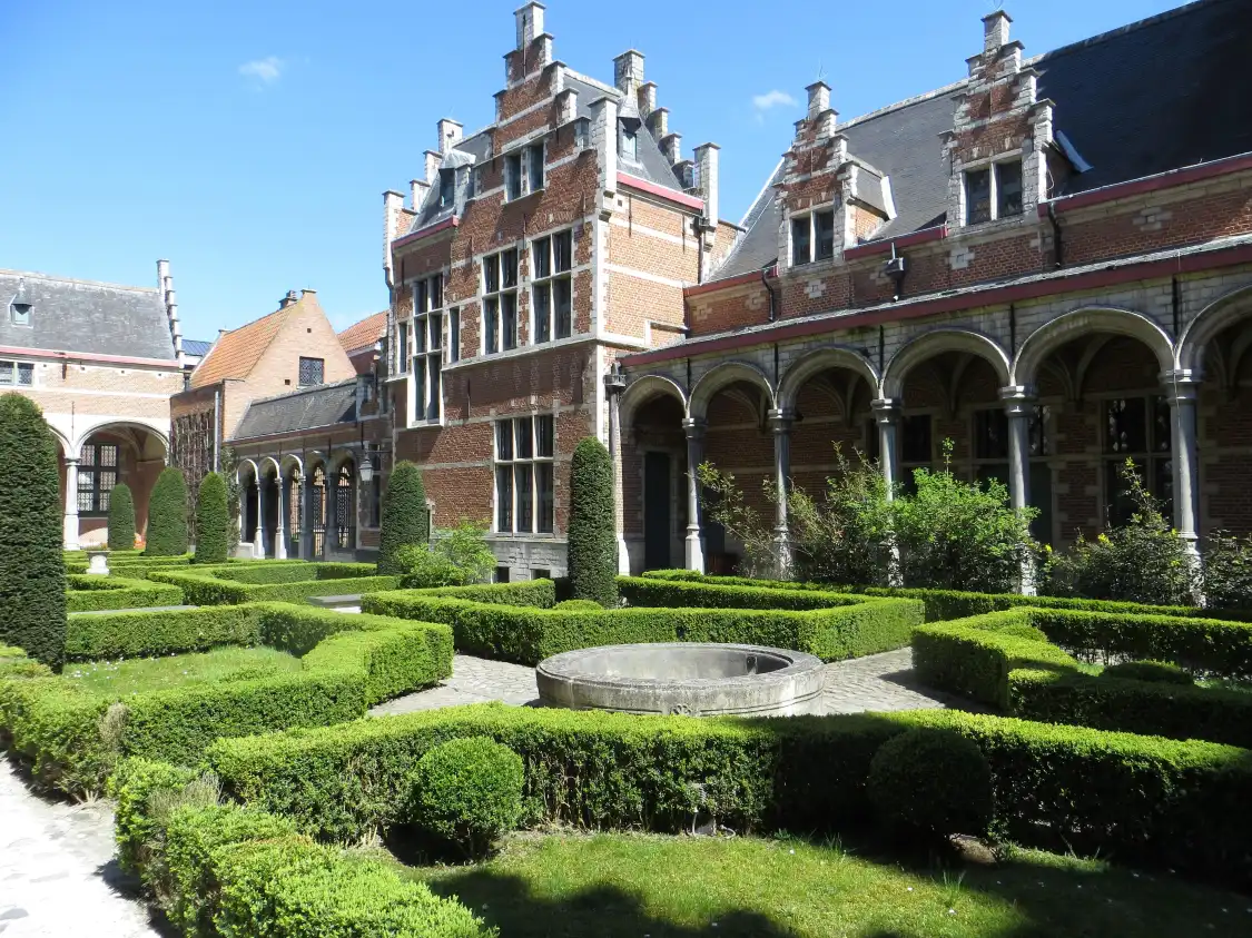 Hotels near Paleis van Margareta van Oostenrijk (Palace of Margaret of Austria)