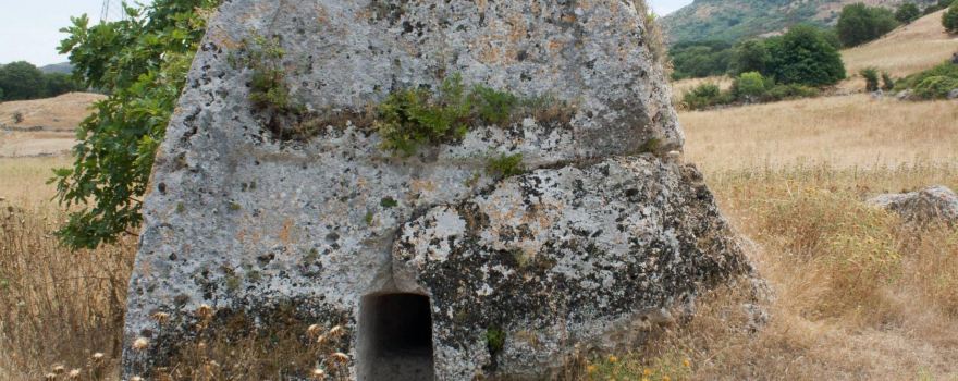 Tomba Prenuragica Rupestre Campu Luntanu