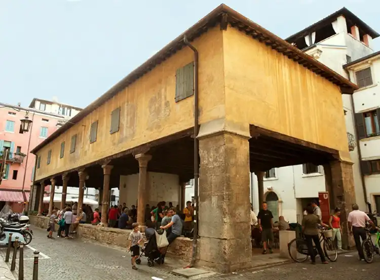 Hotels in der Nähe von Area archeologica di Corte Sgarzerie