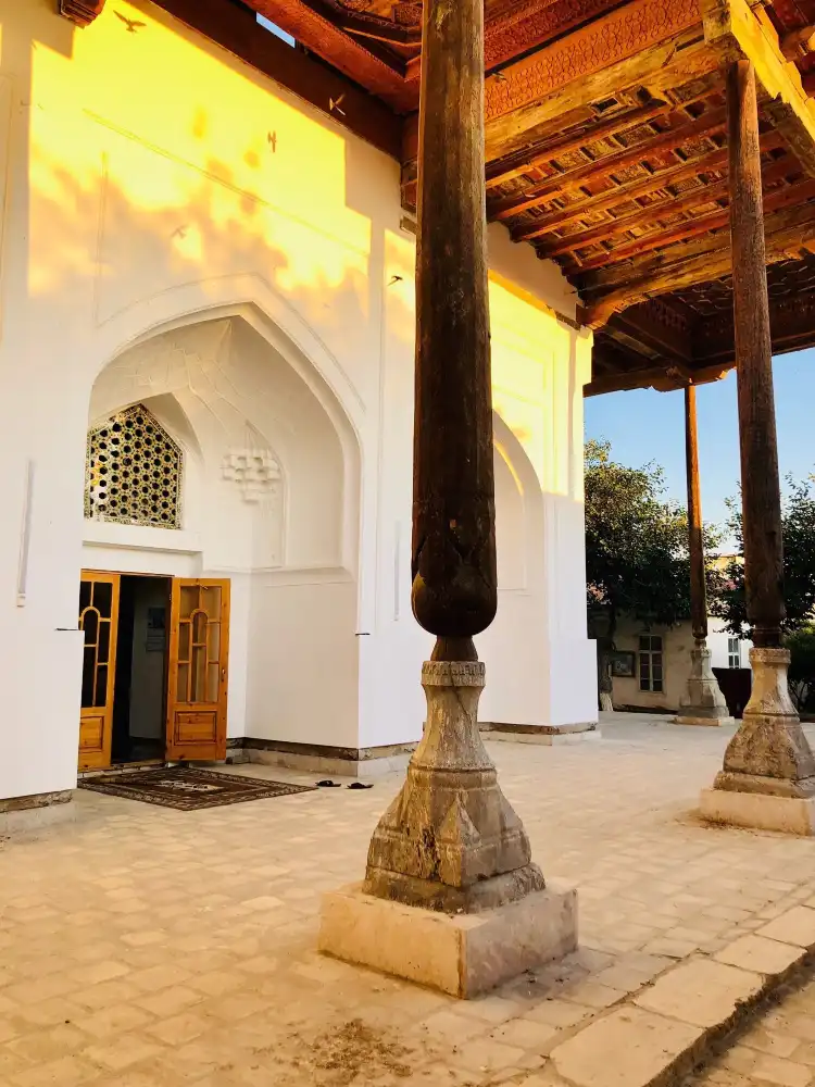 Hotels near Taqi-Telpakfurushon Market