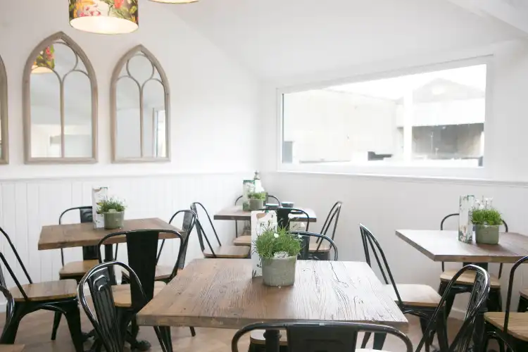 The Bar & Grill附近的飯店