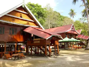 Pantai Parangluhu Bira