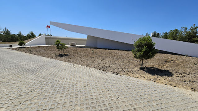 Kurucu Cumhurbaşkanı Rauf Denktaş'ın Anıtı