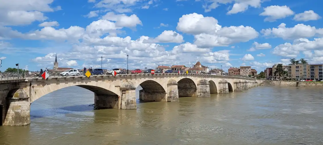 Hotels near Saint Laurent Bridge