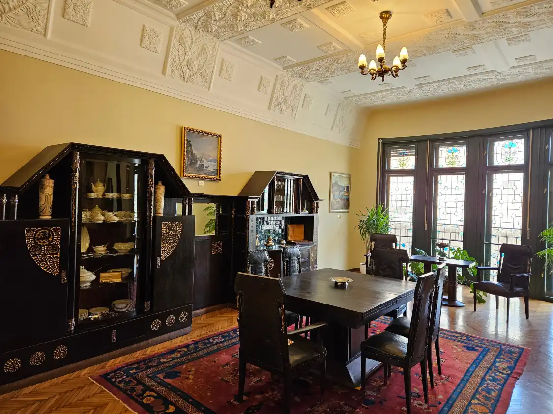Hotels near Darvas-La Roche House