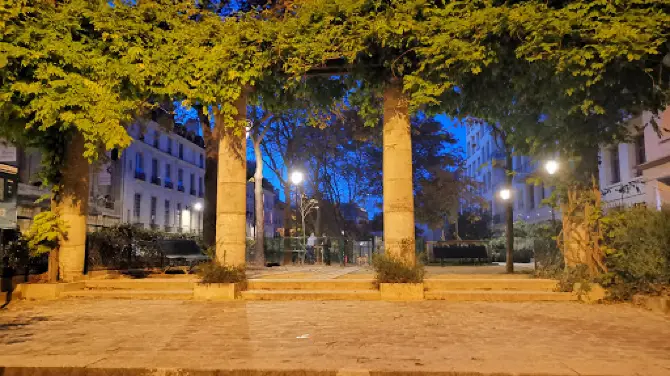 Square pour chiens Rue Bonaparte