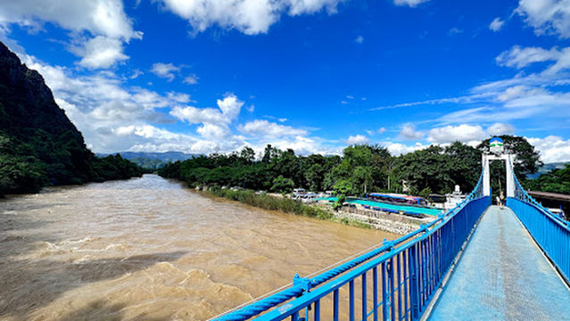 ຂົວສີຟ້າ, ວັງວຽງ Namsong Blue Bridge