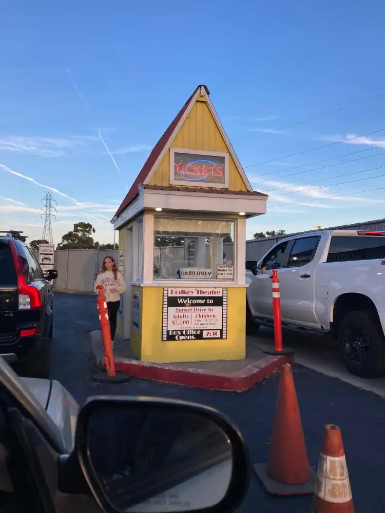 Hotels near Sunset Drive-In