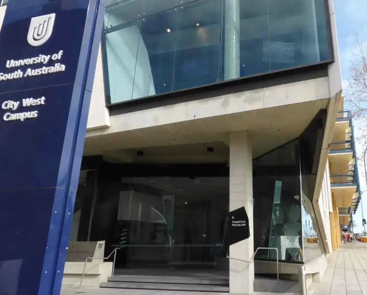 Các khách sạn gần Samstag Museum