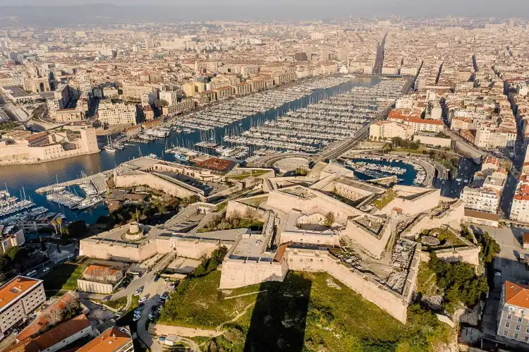 Hotels near Le fort Saint-Nicolas