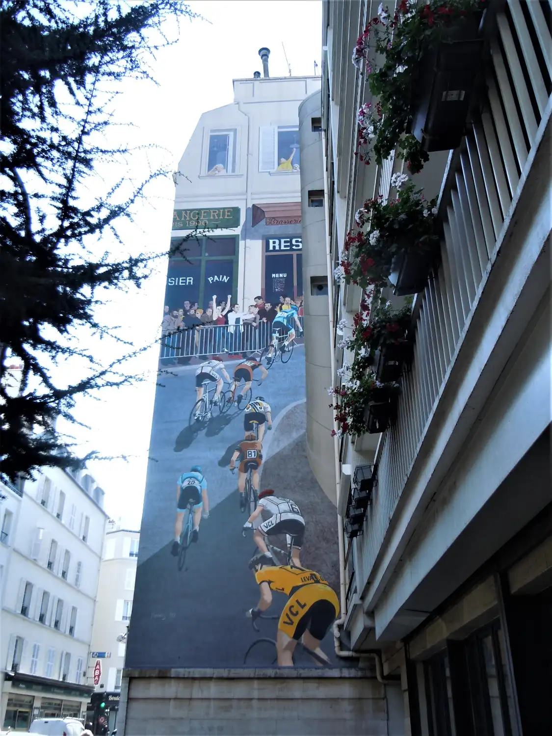 Hotels near Fresque Cyclisme