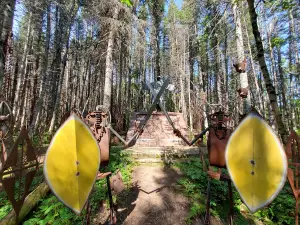 Sculptures de fer et sentiers en forêt