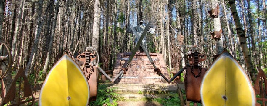 Sculptures de fer et sentiers en forêt