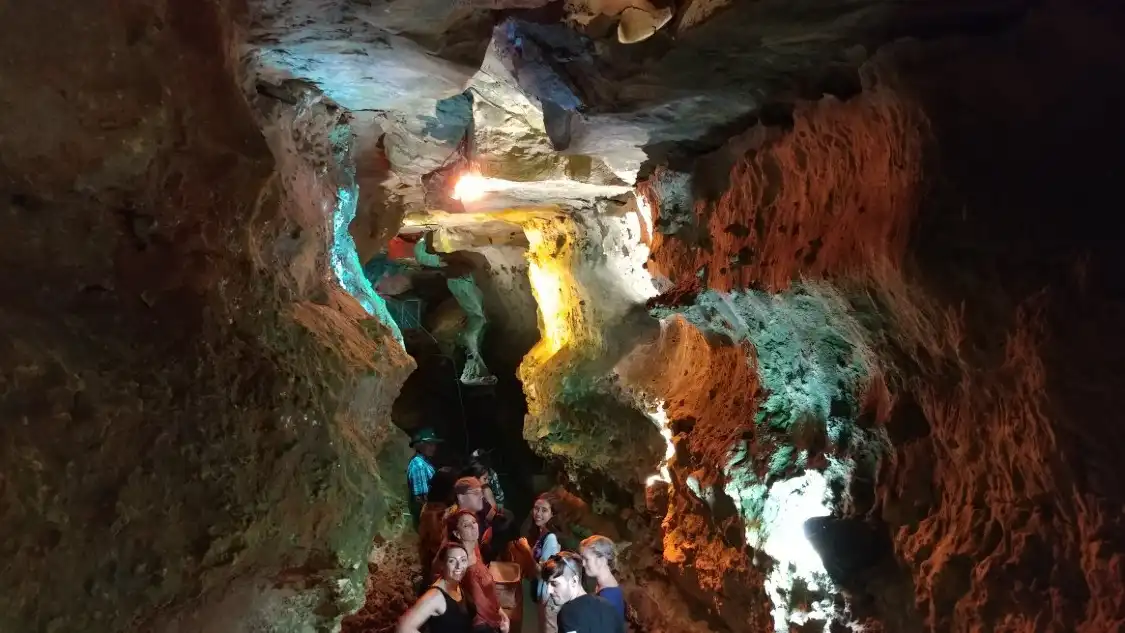 Hotels near Wonder World Cave & Adventure Park