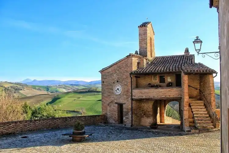 Hotels in Loretello