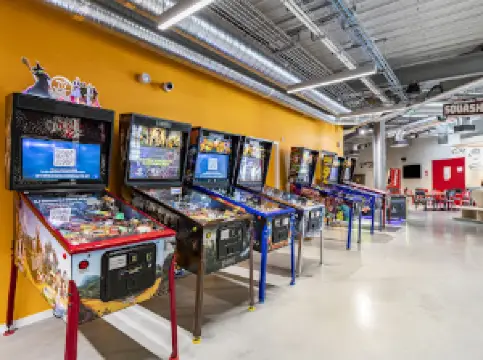 Redzone - Bar Resto - Trampoline parc - Bloc d'escalade - Squash