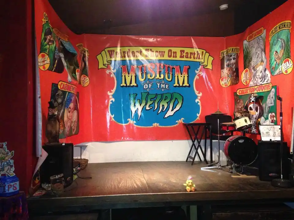 Hotel dekat Museum of The Weird