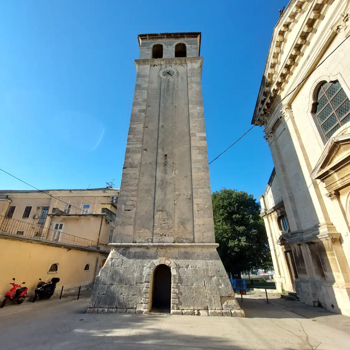 Hotel dekat Cathedral of the Assumption of the Holy Virgin