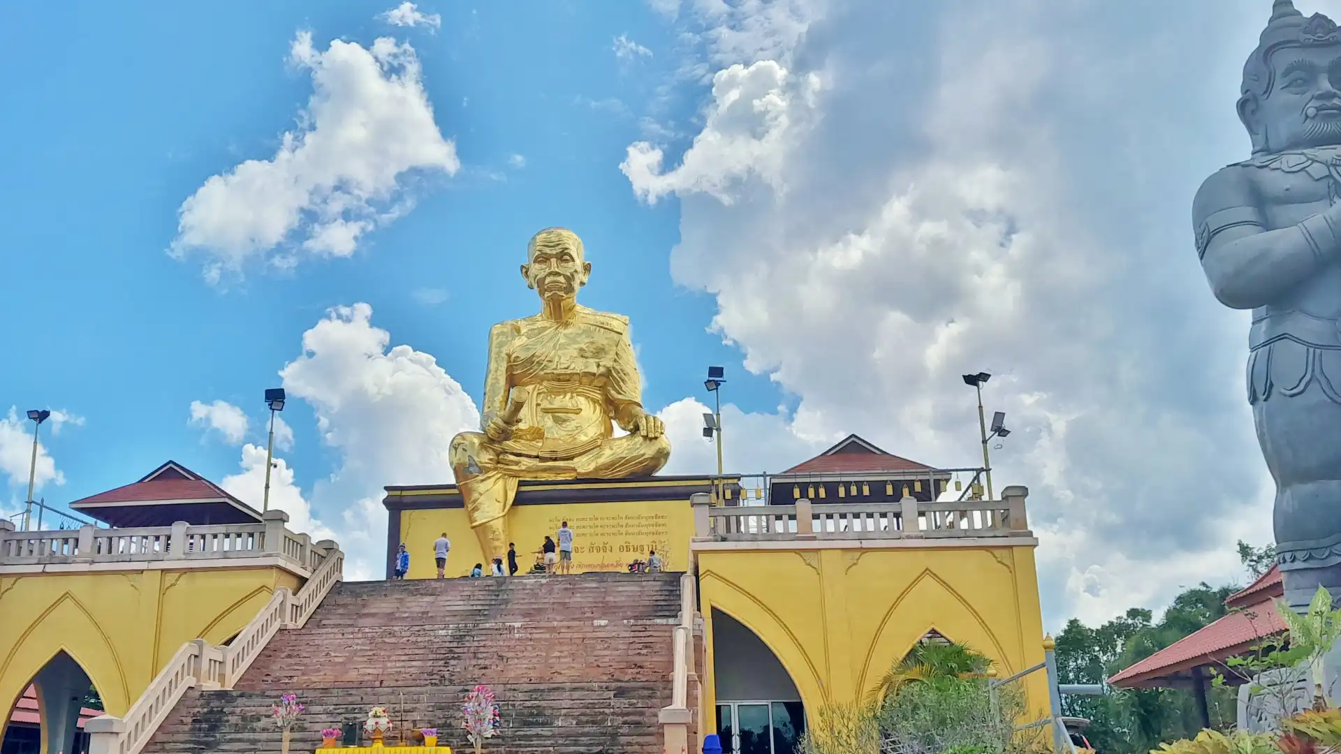 โรงแรมใกล้วัดบุไผ่ (วัดบ้านไร่ 2)