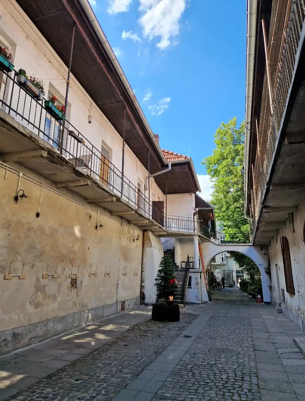 Hotel in zona Mrs. Dresner courtyard and stairs (Schindler's List)