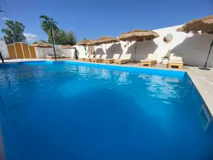 Location Restaurant & Pool