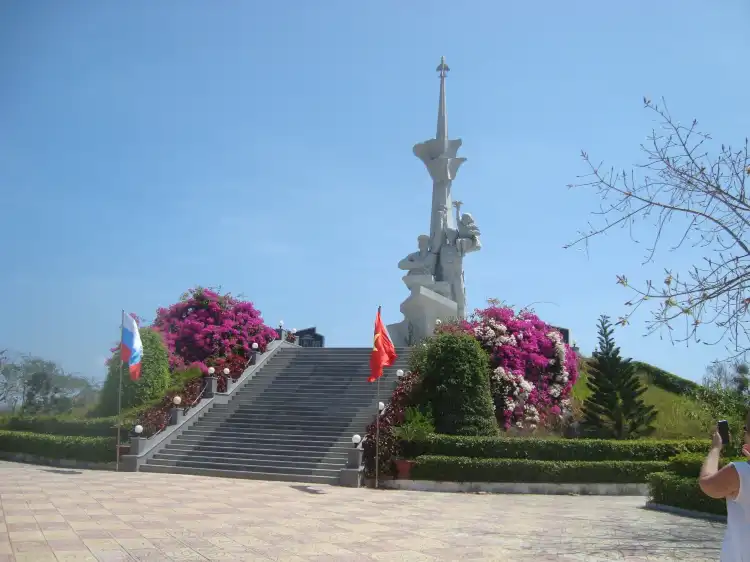 Hotels near Vietnam-Russia monument