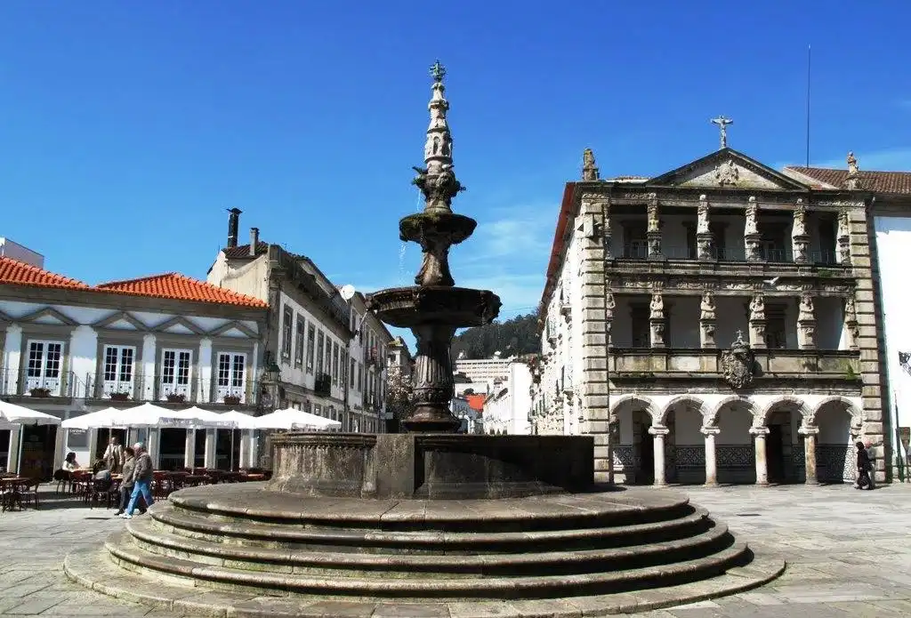 Hotels near Chafariz do Castelo