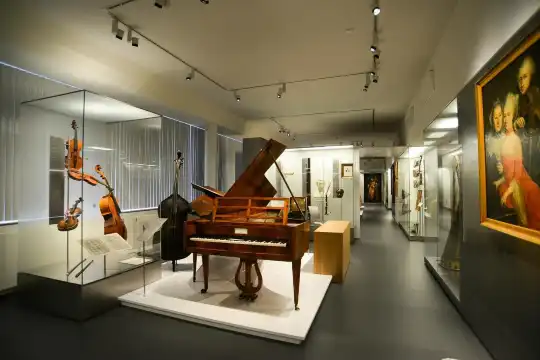 Hotels near Music Museum