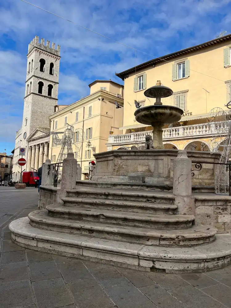 Hotels near Fontana dei Tre Leoni