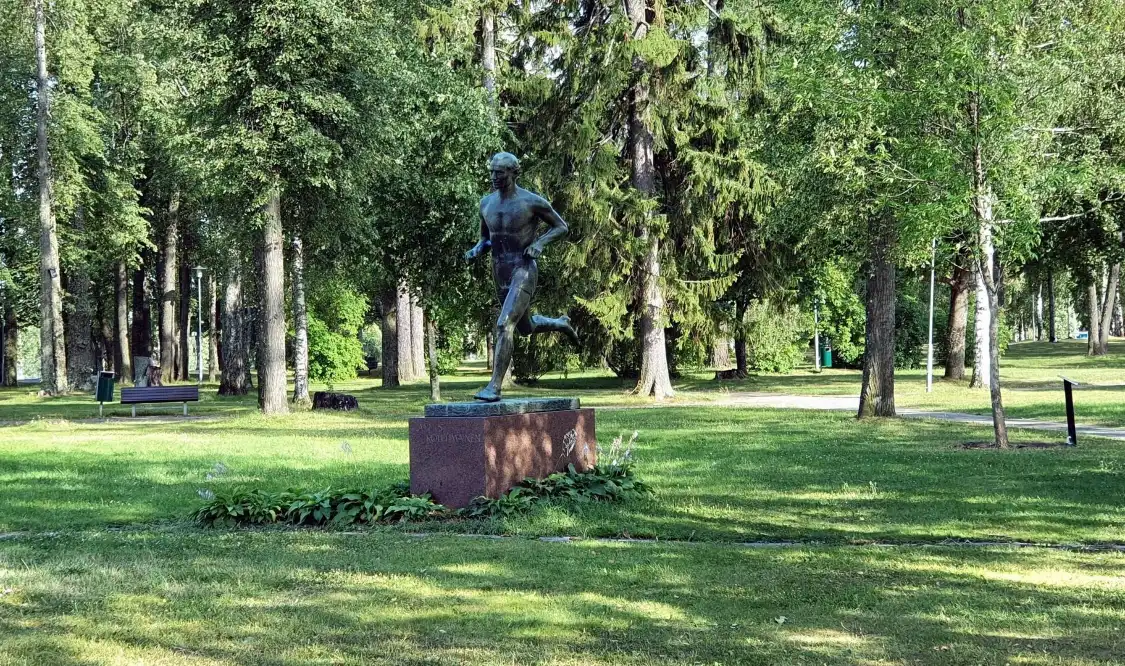 Hotels near Hannes Kolehmainen Statue