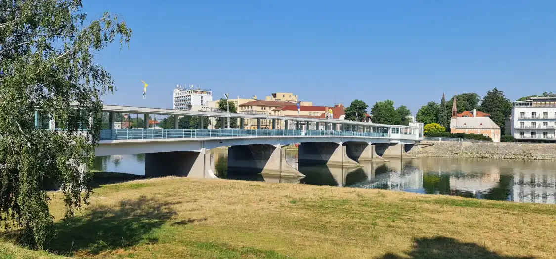 Hotels near The Colonnade Bridge