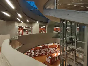 由利本荘市文化交流館カダーレ