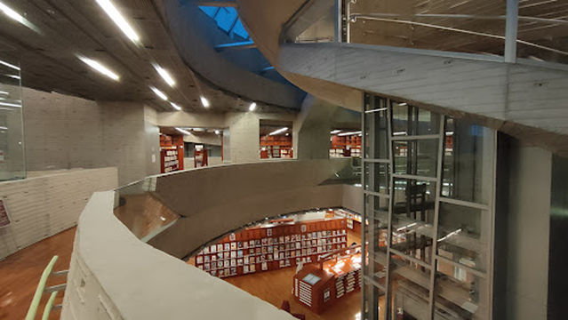 由利本荘市文化交流館カダーレ