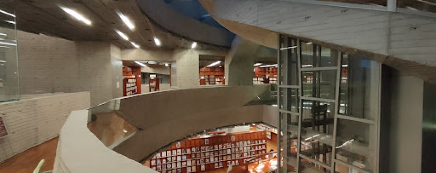 由利本荘市文化交流館カダーレ