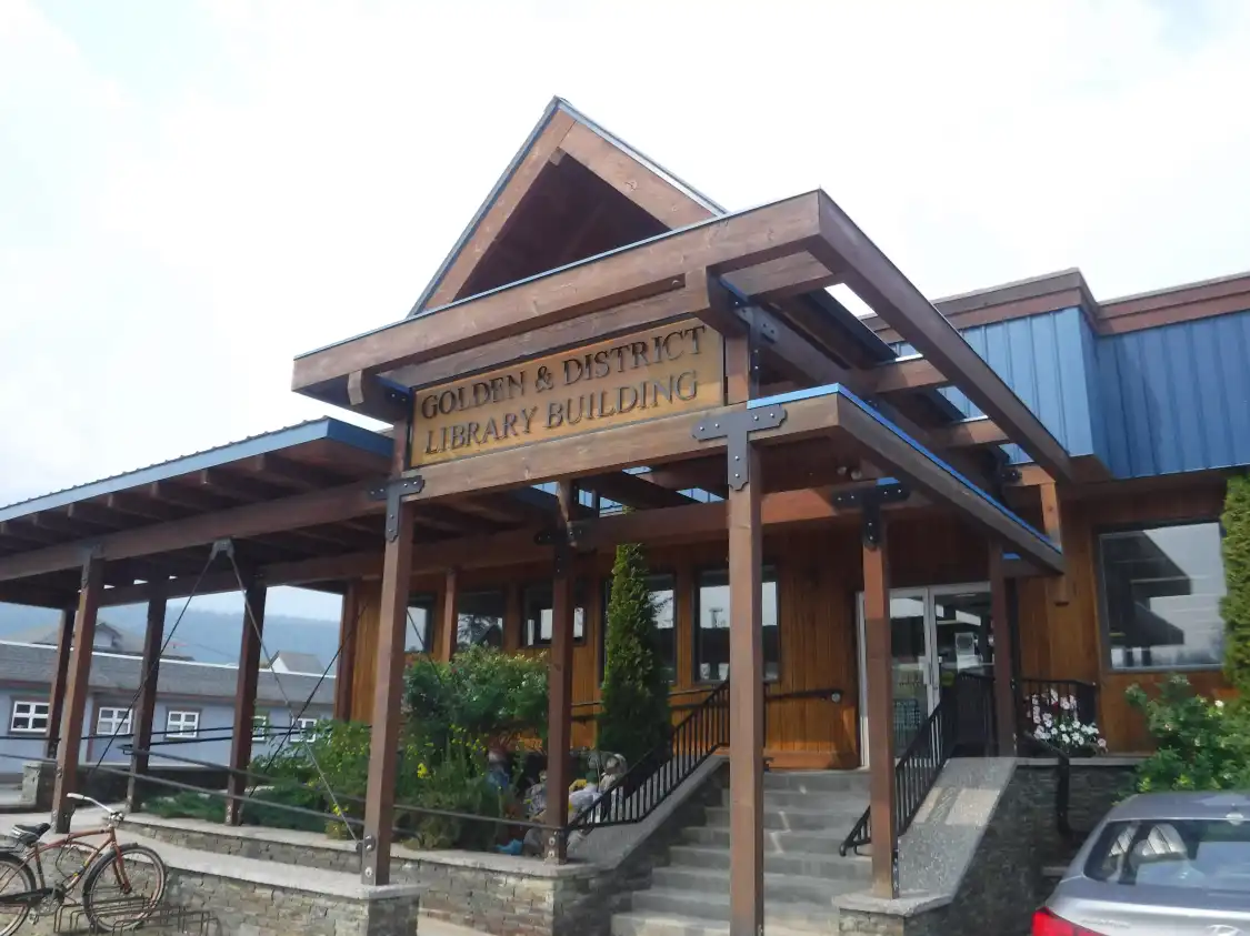 Hotel dekat Okanagan Regional Library Golden Branch