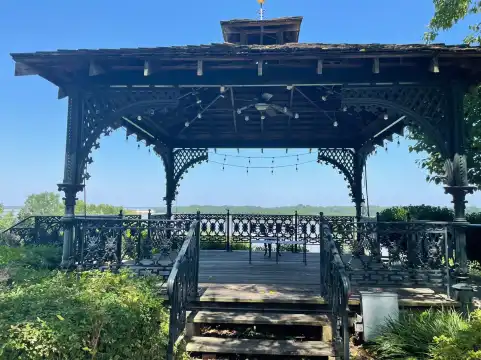 Hotels near Metal Museum