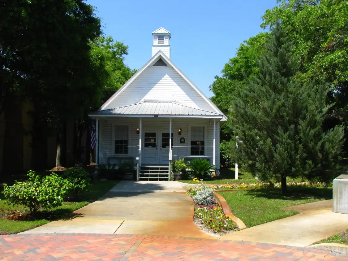 Hotels near Camp Walton Schoolhouse Museum