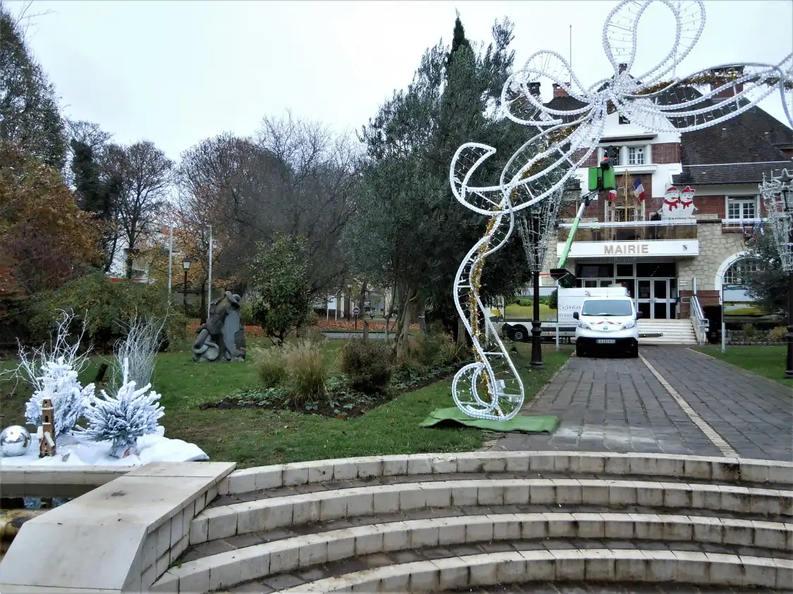 Hotels near Sculpture Le Temps