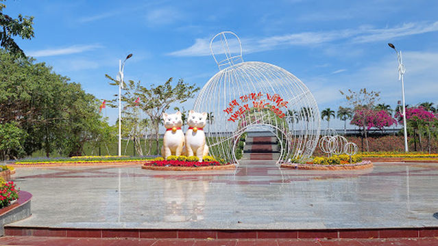 Công Viên Bờ Hồ Bà Tô