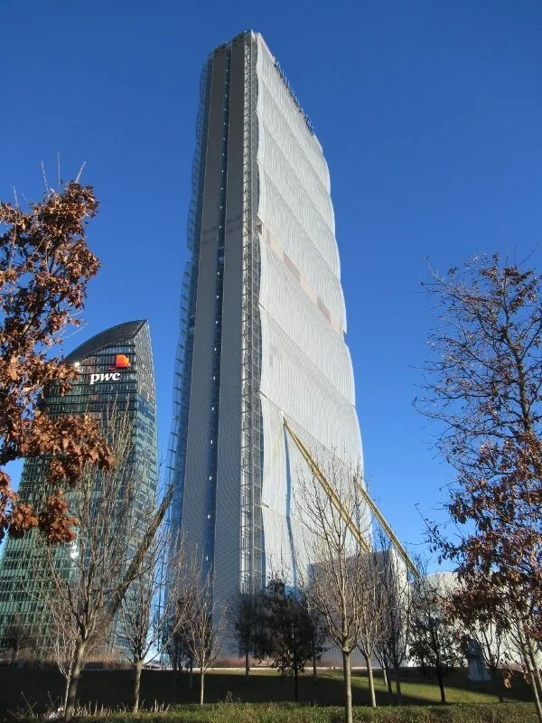 3_Torre Isozaki - The Straight One